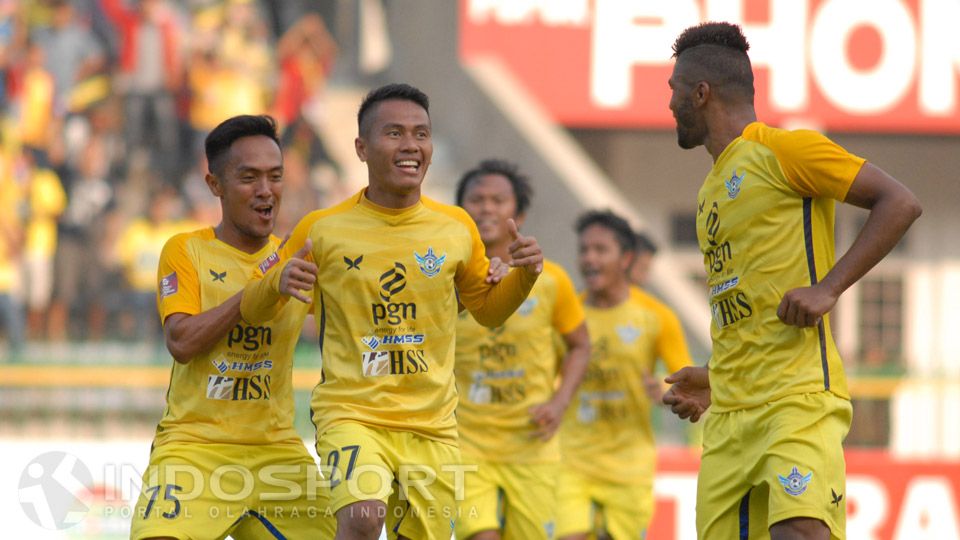 Pemain Persegres Gresik United tengah berselebrasi merayakan gol. Copyright: © Fajar Kristanto/INDOSPORT